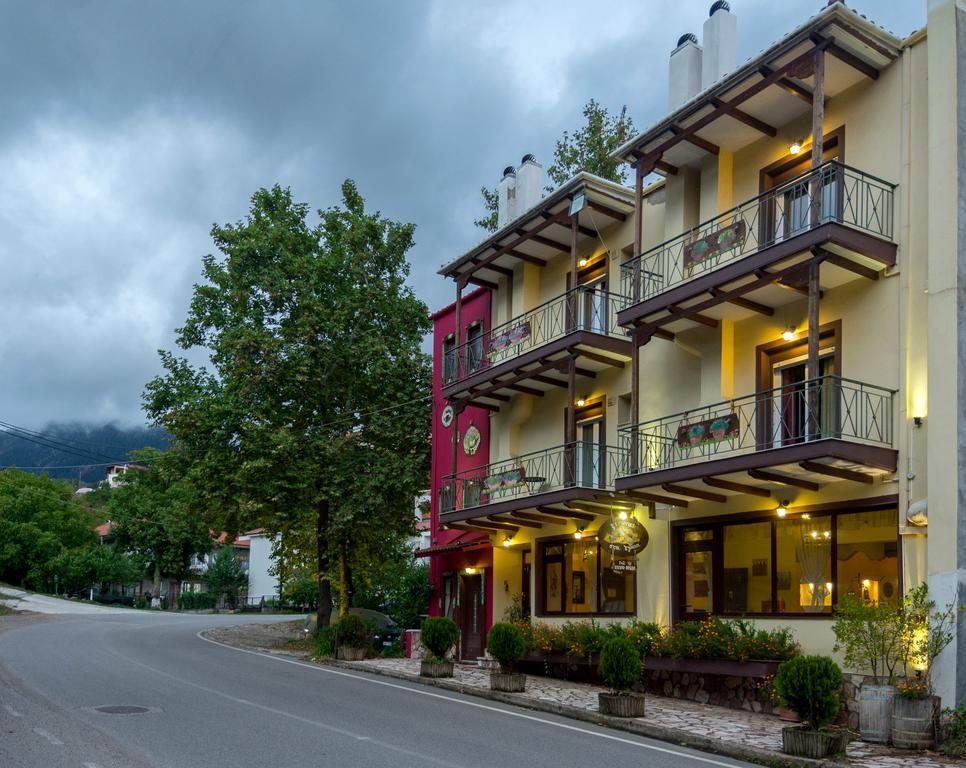 Hotel Xenonas Sta Tzakia Karpenísion Exterior foto